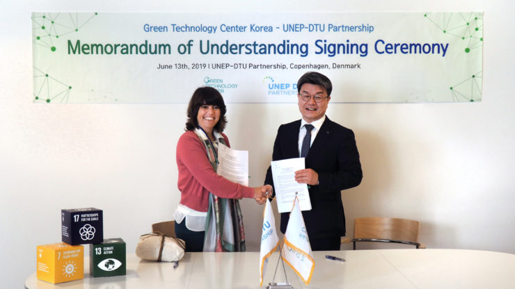 Dr Byung-ki Cheong, President of the Green Technology Center - Korea and and Head of Strategy, Gabriela Dias, on behalf of UNEP DTU Partnership director John Christensen, signed the agreement.