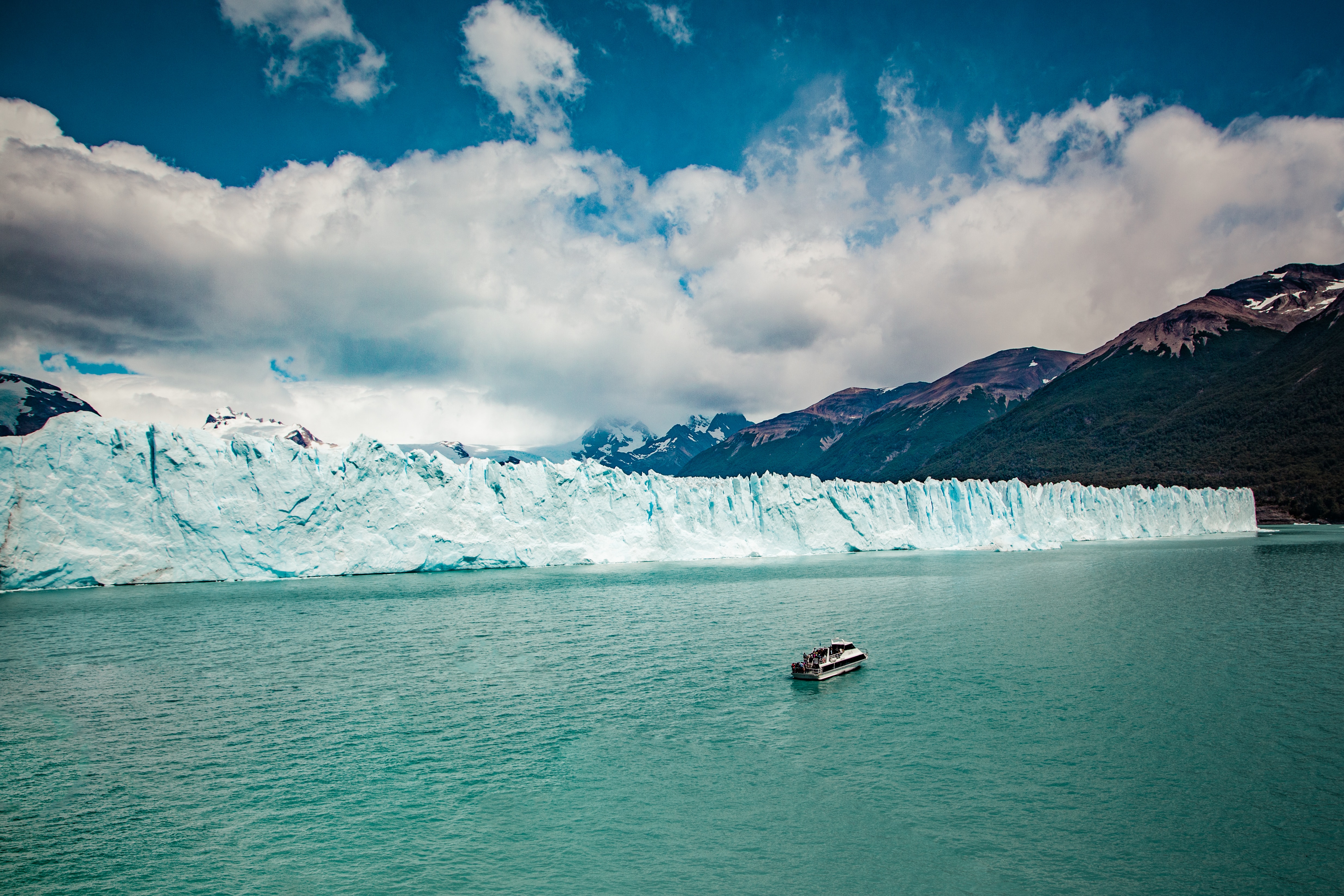 Icebergs, luuk wouters, unsplash